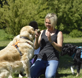 Nathalie Andri et deux chiens; c'est trop bon les caresses !